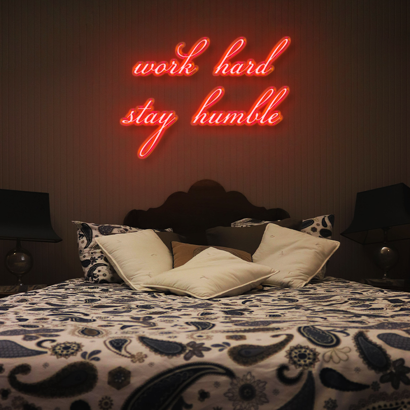 Letrero de neón LED "Trabaja duro, mantente humilde"